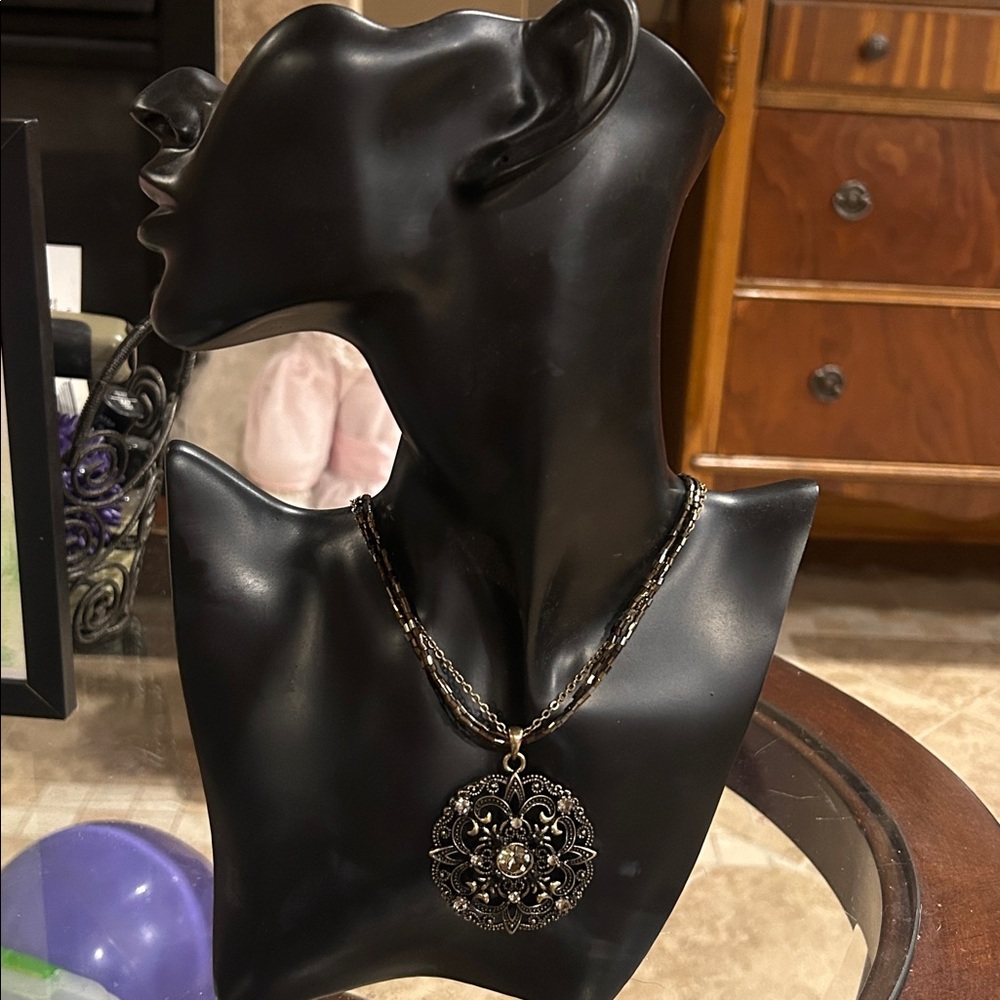 Cookie Lee Black and Gold Pendant Necklace - Picture 4 of 7